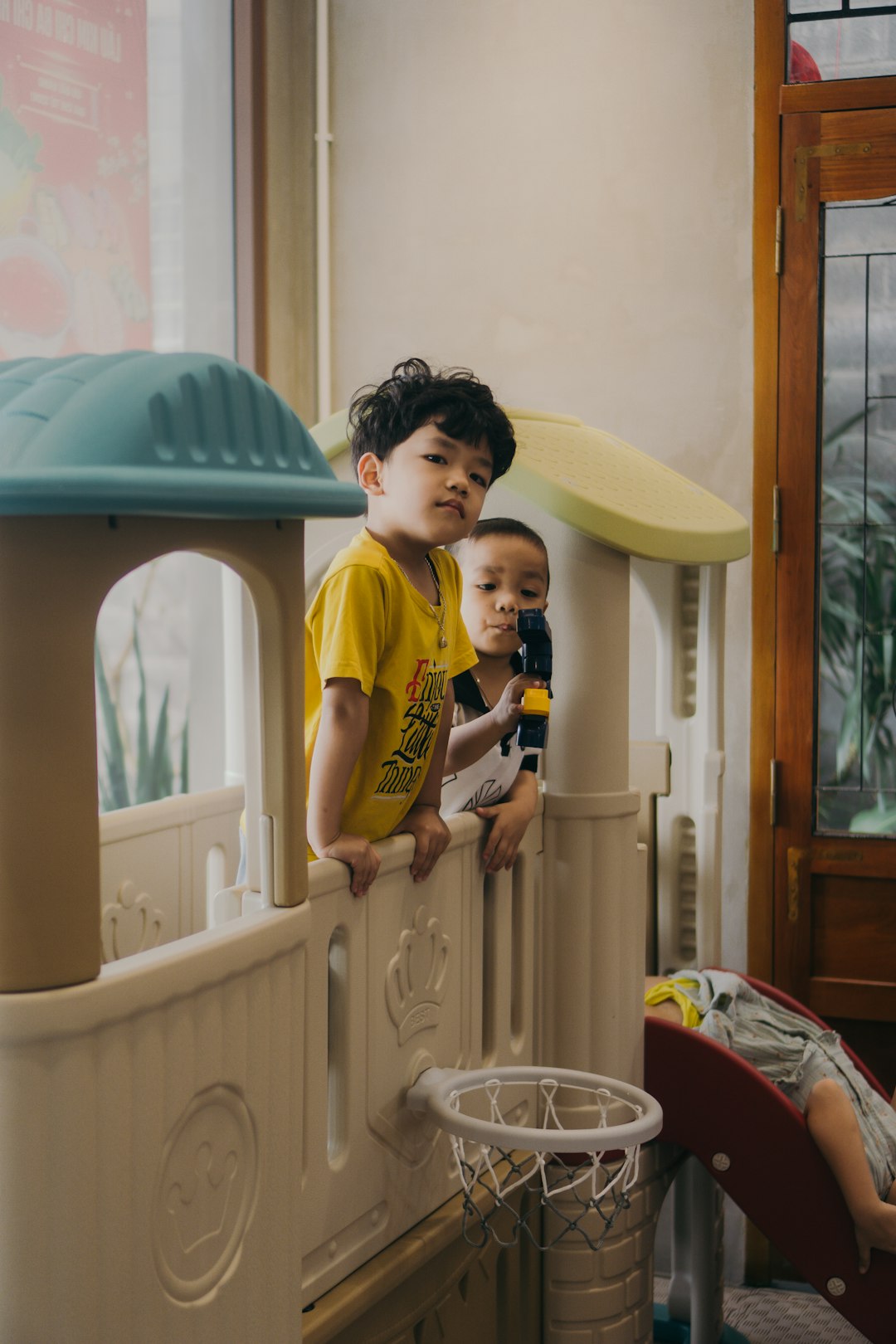 why-choose-us two-young-boys-playing-in-a-playhouse-together-nd81bt7uahg